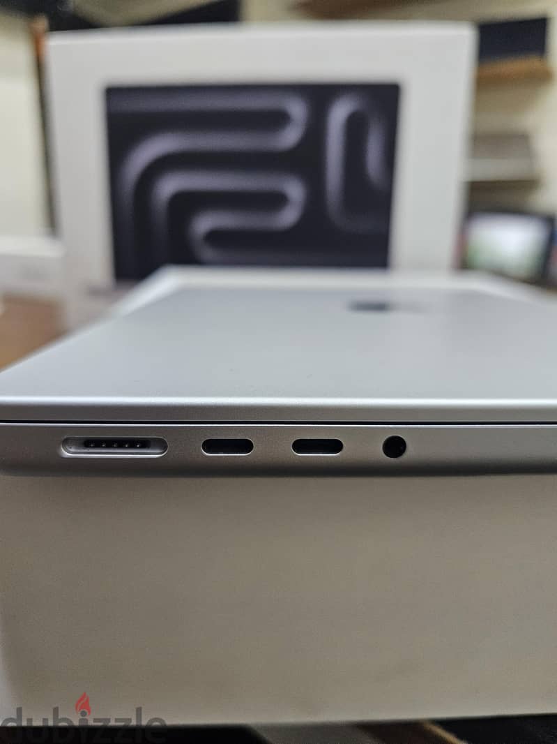 MacBook Pro M3 1tera ssd 14 inch عرض 2