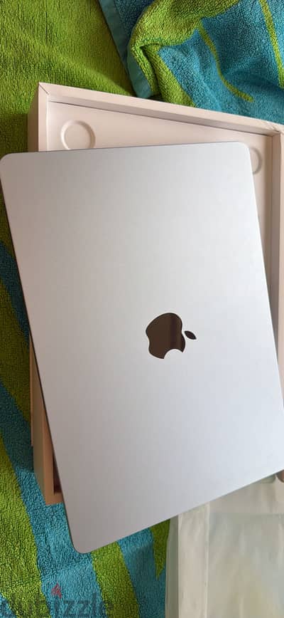 MacBook Air M4 _ 512g _ 16 ram _ بطاريه ١٠٠٪؜ _ ٣شحنات فقط جوا الضمان
