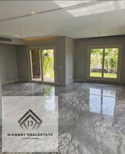 شقه 3غرف كورنر استلام فوري جاهزه علي السكن بفيو علي النادي بجوار الجامعه البريطانيه وبالتقسيط علي 10سنين كمبوند مبني بالكامل