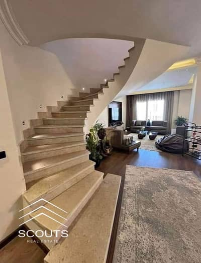 بخصم 64 % و اطلاله مميزه علي ال club house تاون هاوس للبيع تشطيب كامل تقسيمه 3 دور مناسبه جدا للسكن والاستثمار قرب نيو جيزه والجامعه البريطانيه
