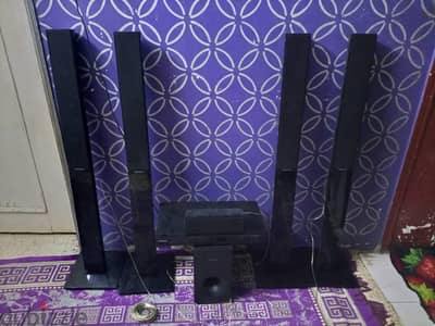 مسرح منزلي للبيع اربع سماعات كبار وسماعه صغيره ودبه في مشكله بسيطه بس