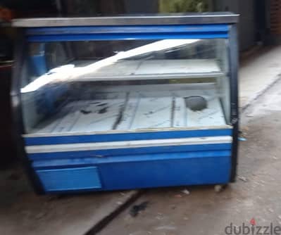 ثلاجه عرض بومبيه متر ونص  ماتور دانفوس حالتها ممتازه كسر زيرو