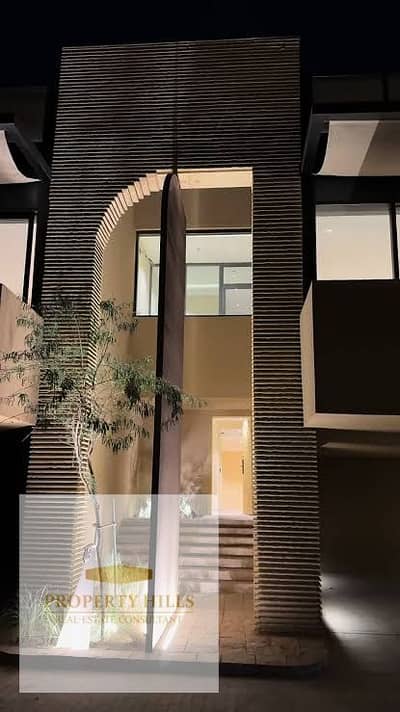 هسلمك فيلا لوكيشن مميز 10 دقائق للجامعه الامريكيه امام مدينتي قريبه من الرحاب عليها خصم كاش هتنزل لنص سعرها