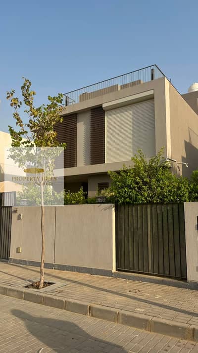 فيلا للبيع متشطبة بسعر الكاش في كمبوند سوديك ايست الشروق  بجاردن خاصة كبيرة جدا دقايق لمطار القاهره