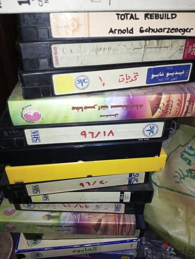 200 شريط فيديو و شريط كاسيت متنوع