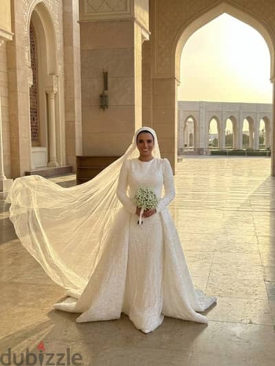 فستان زفاف راقي وشيك جداً للبيع بحالة ممتازة