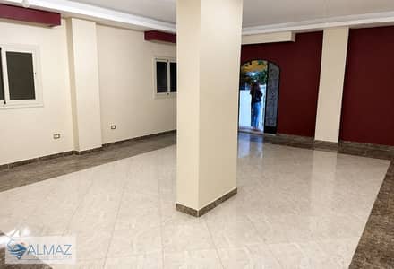 شقة فاضيه 180 متر للايجار في البنفسج عمارات في التجمع الاول مباشرة على شارع التسعين الشمالي ومحور يوسف السباعي.