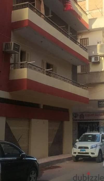 ٣ محلات + شقه (دور ارضي تجاري كامل للبيع)بحي الجامعه من المالك مباشرة