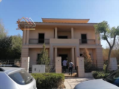 فيلا نموذج E فيو الجولف ارض معتدلة مربعة تصلح لعمل حمام سباحة  الارض 700 م  مباني 406م