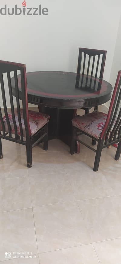 سفرة  و ٣ كراسي