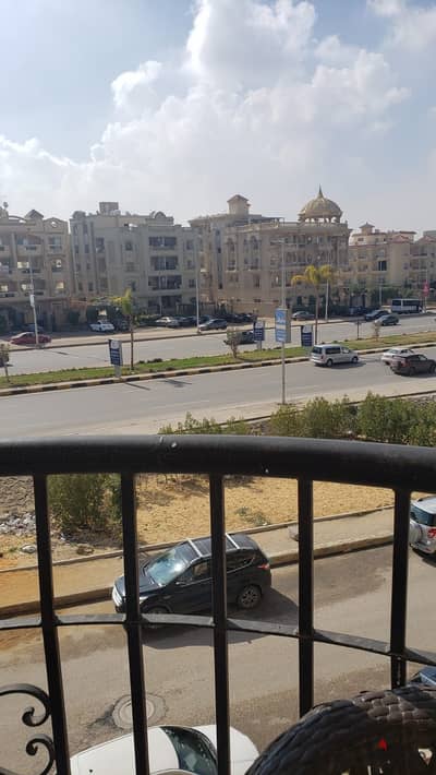 شقة للإيجار بالمطبخ ، على محور جمال عبد الناصر مباشرة ، أول سكن ، 235 متر ، الدور الاول