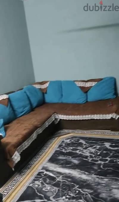 فرش شقه كامل غرفة نوم كبيره تسريحه وسرير كبير وكمود ودولاب وغرفة اطفال