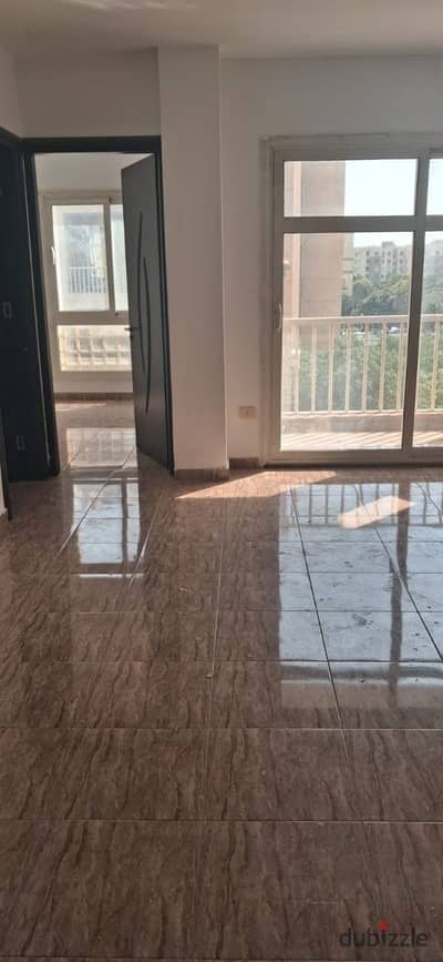 متاح شقه للايجار 2نوم حمام  في B7تشطيب سوبر لوكس خطوات من الخدمات  بسعر لقطه 13000 للتواصل 01063208140