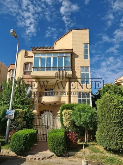 Villa in the First Zone Second District 2nd plot from South 90th Street facing the Lake View and the Dusit Hotel The villa is divided into apartments