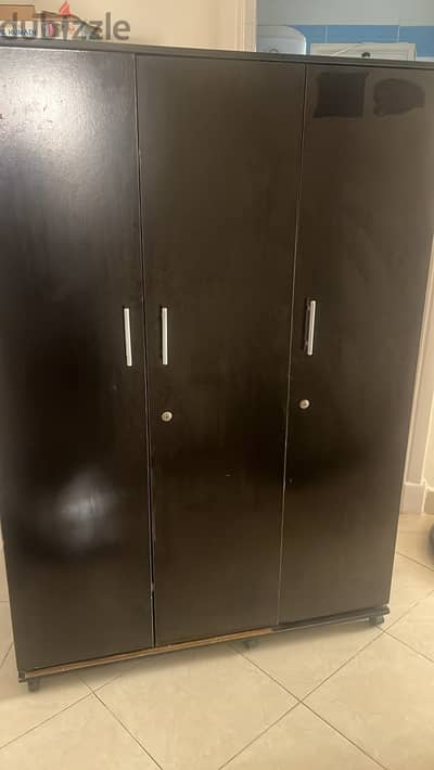 3-door wardrobe with hanging rail