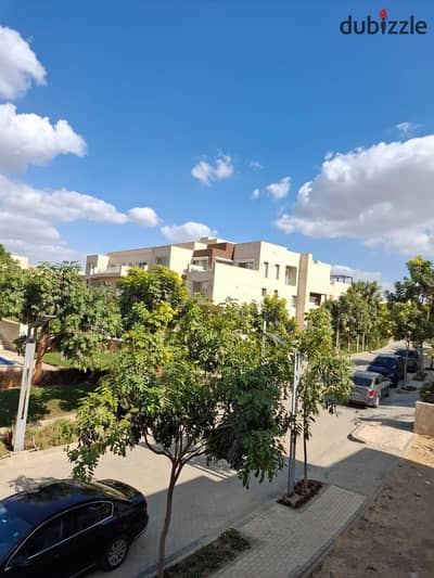 للبيع فيلا منفصلة في كمبوند سولايا مساحة كبيرة بسعر مميز نصف تشطيب مع بعض التجهيزات