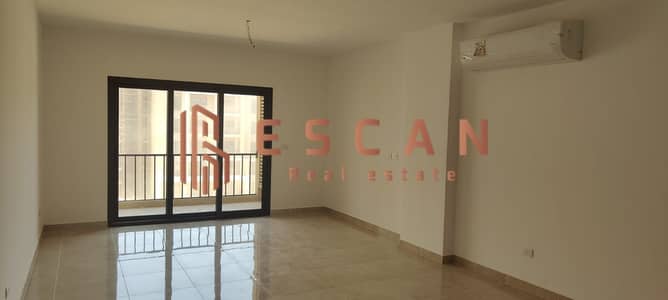 شقة 167 م ايجار فى كمبوند فيفث سكوير الايجار بالتكييفات موقع مميز