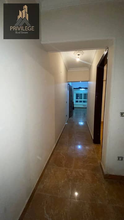 شقة إدارية للإيجار 150م بعمارات تقسيم اللاسلكي – 3 غرف و2 حمام ودور رابع أسانسير بجوار Club One وشارع الأوتوستراد