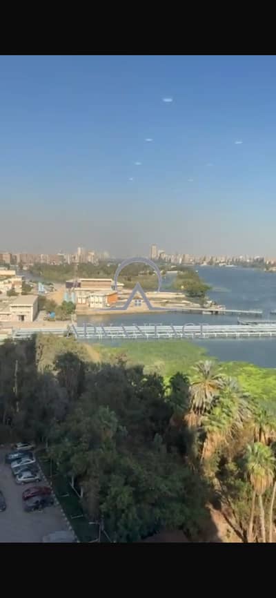 شقة للبيع 250 م في برج فخم على النيل مباشرة بالبحر الأعظم تشطيب ألترا سوبر لوكس 3 غرف 5 حمامات بالمطبخ والتكييفات ڤيو مفتوح