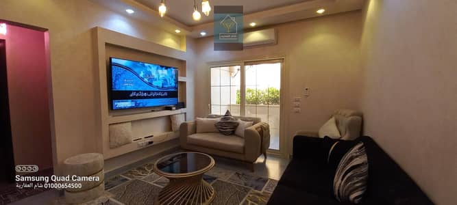 شقة للبيع بالفرش بالشيخ زايد عمارات المستقبل دور ارضي بحديقة عالشارع الرئيسي مكييفة