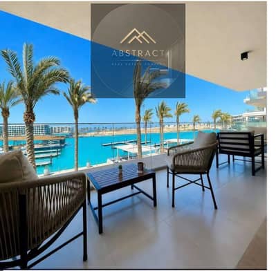 Chalet directly on the sea, fully finished, for sale with 10-year installments. On the lips of ministers and Morsi, yachts in the marina,