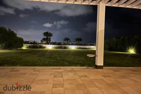 توين هاوس صف أول على الجولف استلام فوري جاهز للسكن في جولف فيوز بالم هيلز بجوار نيو جيزه