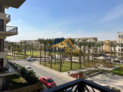 شقة فاخرة للإيجار في إيستاون سوديك – القاهرة الجديدة | 160م² | مفروشة بالكامل | خطوات من الجامعة الأمريكية | إطلالة مباشرة على الكلوب هاوس