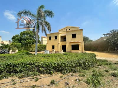 فيلا للبيع في مدينتي نموذج v موقع مميز جدا بجوار المسجد ونادي الجولف الفيلا بدون تشطيب ارض كبيره بجوار الخدمات