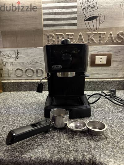ماكينة إسبريسو De’Longhi بحالة ممتاز