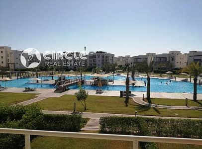 دوبلكس مفروش ٢٧٠م بحديقة ٣٠٠م للإيجار في قرية أمواج Amwaj الساحل الشمالي بالقرب من طريق الفوكا و هاسيندا وايت