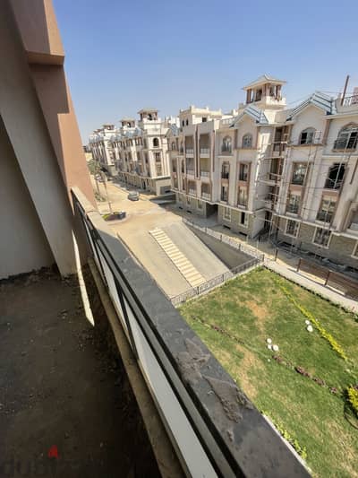 شقة  للبيع١١٠م في كمبوند جاردينيا ٢ العبور دور تالت