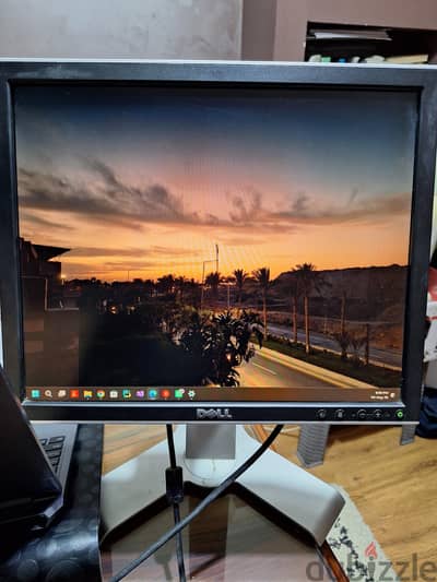 شاشتين Dell للبيع بحالة ممتازة