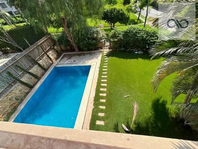  فيلا للإيجار في كمبوند ليك فيو (Lake View)  المساحة الإجمالية للمباني: 475 م² موزعة على 3 طوابق.  البدروم (Walk-in Basement) – 175 م² مدخل خاص