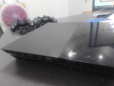 ​بلايستيشن 4 فات PS4 Fat بحالة ممتازة مع الأغراض - جاهز للاستخدام