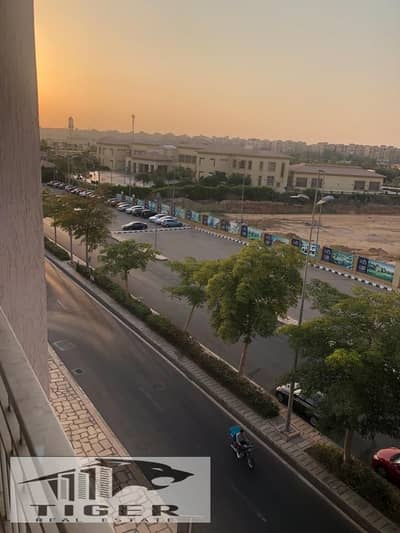 للبيع في مدينتي شقه 96متر فيو النادي مباشر بال b7 تشطيب المالك