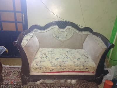 انتريه عباره عن اتنين كرسى وكنبه كيبره وكنبه صغيره