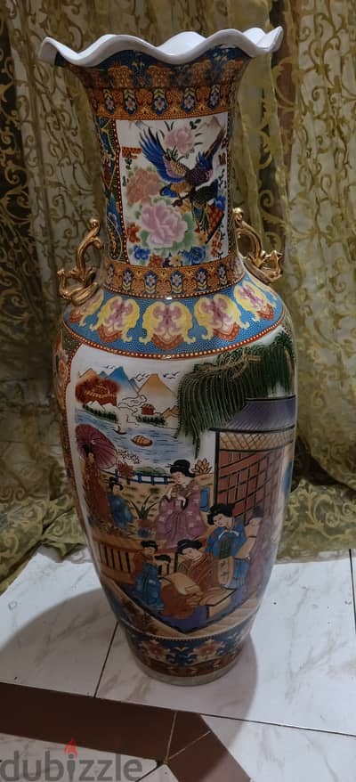 فازة (مزهرية أرضية ضخمة) من البورسلين الصيني المنقوش