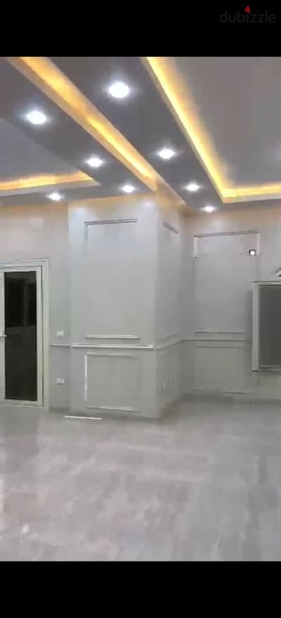  شقة للإيجار في كمبوند زايد هايتس (Zayed Heights) – الشيخ زايد  فرصة مميزة للسكن في أحد أفضل مواقع الشيخ زايد، داخل كمبوند زايد هايتس – بوابة 3.    المساحة: 340 متر  الدور الثالث (وليس الأخير)   التفاصيل:  ريسبشن 3 قطع  3 غرف نوم (منها غرفة ماستر ب