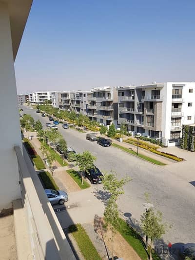 Apartment for sale with a cash discount in a prime location, in a distinguished compound overlooking a landscaped area.