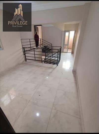Duplex for rent. Unlicensed administrative in lower Al-Miraj, floors 4 and 5. Elevator. 300m at a price. It won't happen again.