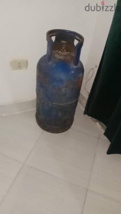 أنبوبة غاز منزلى ممتلئه بالمنظم بخرطوم طوله مترين
