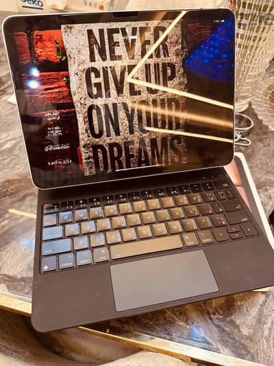 iPad Air M3 بحالة ممتازة جدًا، استخدام شخصي وخفيف مشحون ٤٠ شحنه
