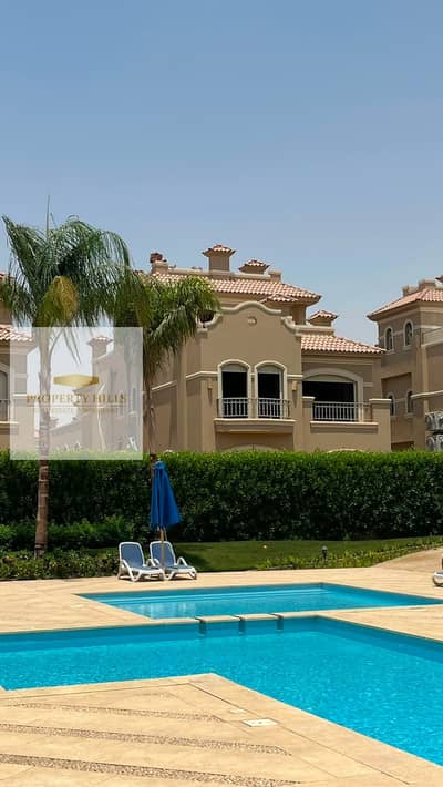 فيلا للبيع بسعر الكاش جاهزة علي المفتاح بفيو علي حمامات سباحة بجاردن كبيره في patio 5 east الشروق