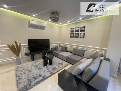 Apartmet with Garden for rent in Lake View Very Prime Location
