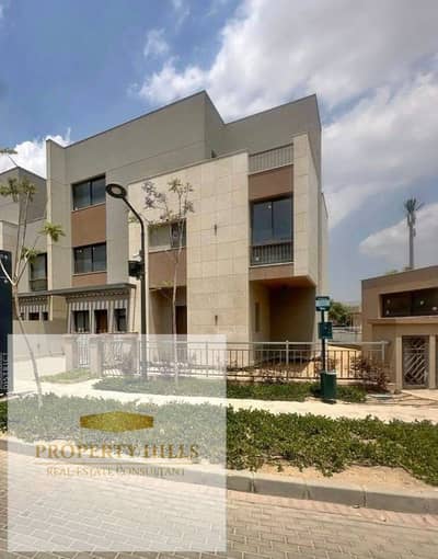 فيلا في ديستريكت 5 جاهزة للمعاينة مع جراج خاص بالفيلا لعربيتين  • نوع الوحدة: فيلا • المساحة: 236 م² • الموقع: كمباوند ديستريكت 5 – القاهرة الجديدة • الحالة: جاهزة للمعاينة  مميزات المشروع:  موقع متميز في قلب القاهرة الجديدة  تصميمات عصرية وتشطيبات فاخرة