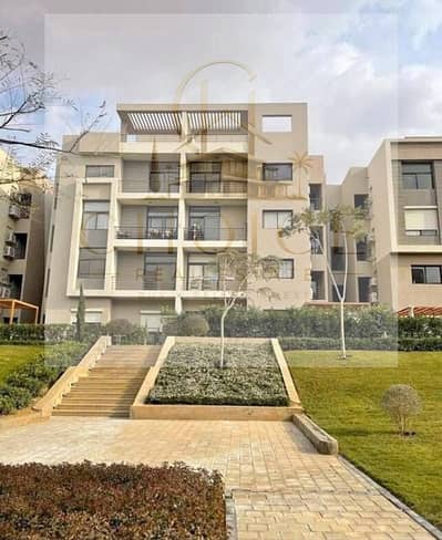 Furnished and air-conditioned hotel apartment with a view of an artificial lake at an unbeatable price. Resale from the owner in Fifth Square Compound