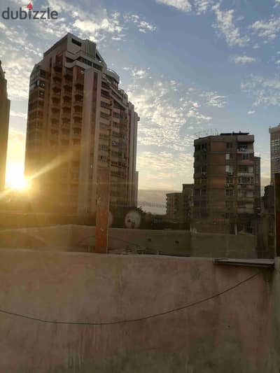 روف مفروش للايجار في المعادي قريبه من المترو وميدان الحريه شارع جانبي قريب من الكورنيش الدور الخامس سلم غرفه نوم حمام مطبخ قدمه مساحه ٤×٤