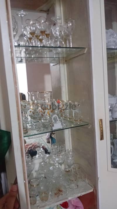 نيش بمحتوياته صينى وكاسات وزجاج