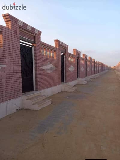 A grave monument in the governorate, direct sale by the king on the Fayoum Road. There is a grave with an area of 22 meters for sale on the Fayoum Road, access via 5 asphalt roads with interlock streets, and there is a mosque and an events hall for visitors.
