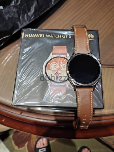 ساعة Huawei Watch GT 5 للبيع بحالة ممتازة + العلبة